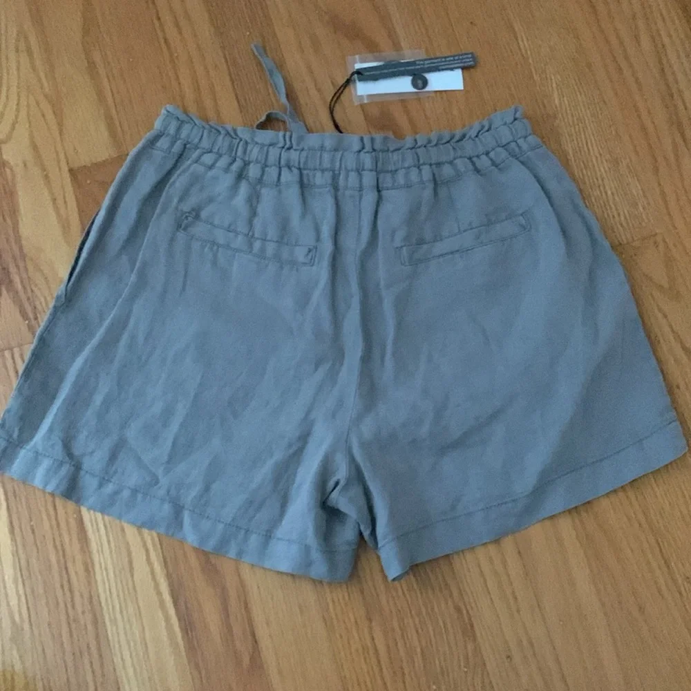 Michael Stars 💯 100% linen grey shorts with cargo style pockets & tie waist - Picture 7 of 7